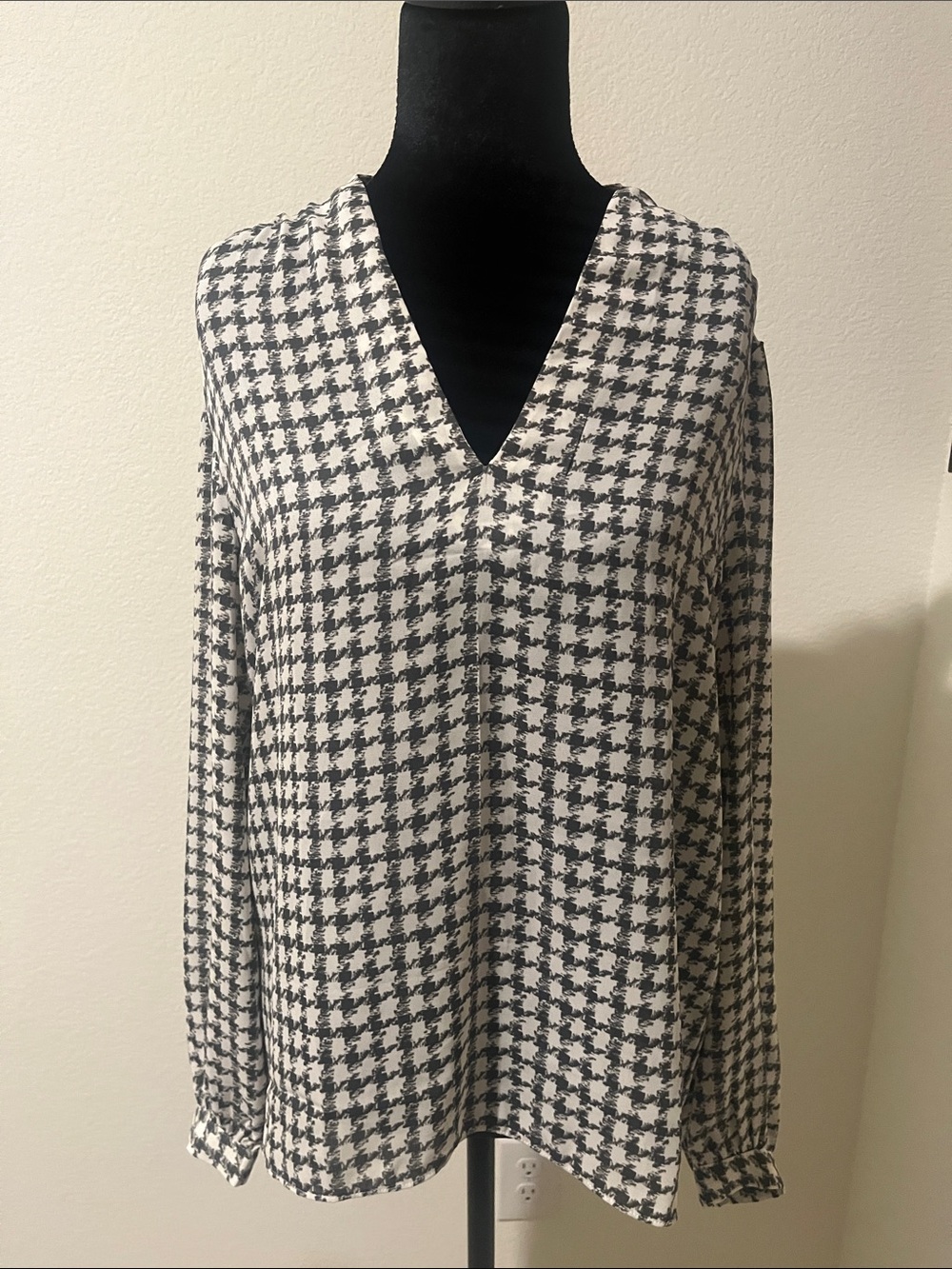 Ann Taylor Black and White Houndstooth V-Neck Women’s Sweater Top